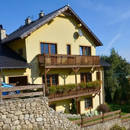 Maya Alloggio in famiglia